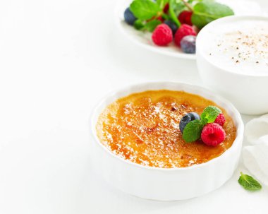 Creme brulee. Karamelli ve dutlu tatlı..