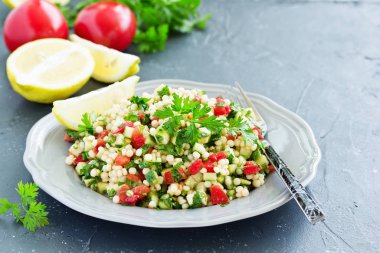 Bulgur 'lu tabut salatası. Doğu mutfağı.