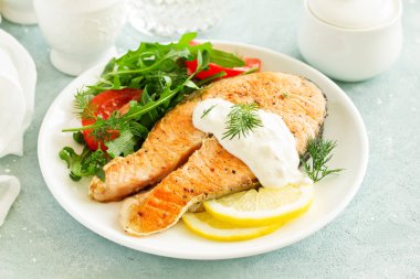 Krema soslu ızgara somon Steak.