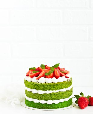 Ispanaklı, kremalı ve çilekli kek. Sevgililer Günü.