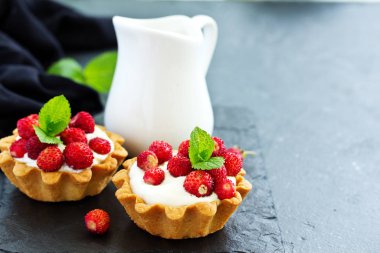Kremalı yaban çilekli turtalar. Lezzetli yaz meyveli mini tartlar.