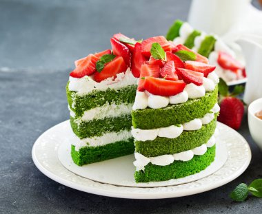 Ispanaklı, kremalı ve çilekli kek. Sevgililer Günü.