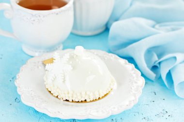 Modern kremalı pasta. Fransız mutfağı..