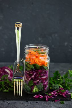 Salata, kırmızı lahana, havuç ve yeşillik bir kavanoza. sağlıklı beslenme. Seçici odak.