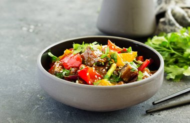 Tatlı ve ekşi soslu Çin sebzeleri. Seçici odak