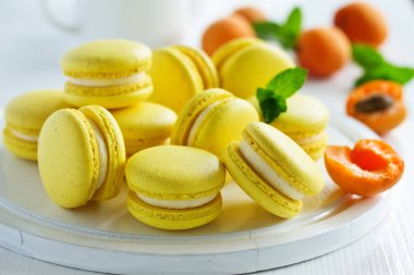 Makarna, Fransız tatlısı, kayısı ve çikolatalı..