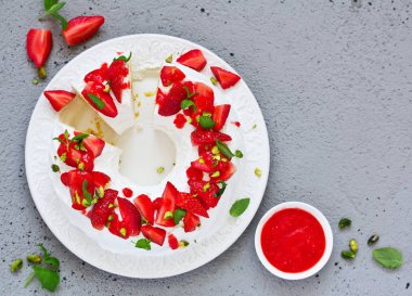 Kremalı ve çilekli vanilyalı kek..