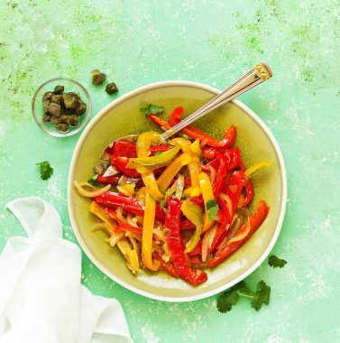 Kaparili fırında dolma biber.