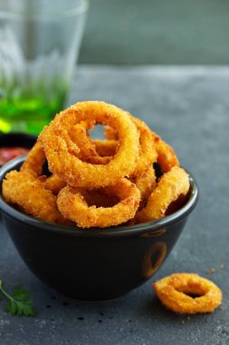 Ev yapımı çıtır çıtır kızarmış soğan halkaları domates sos ile