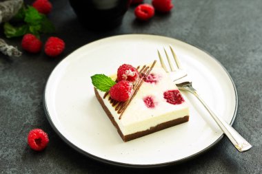 ahududu ile schekake ile kek parçası.