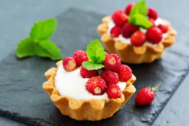 Kremalı yaban çilekli turtalar. Lezzetli yaz meyveli mini tartlar.