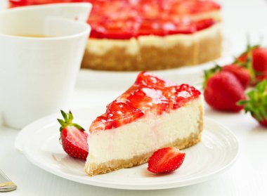 Taze çilekli klasik cheesecake. Seçici odak.