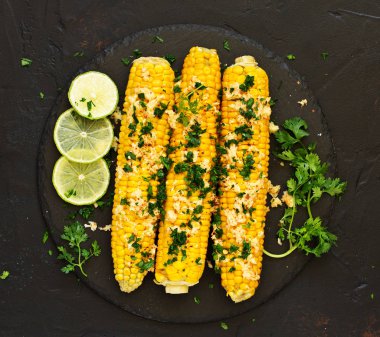 Meksika baharatlı haşlanmış mısır, tereyağı, kişniş.