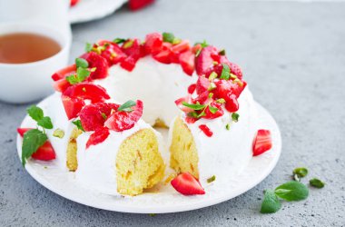 Kremalı ve çilekli vanilyalı kek..