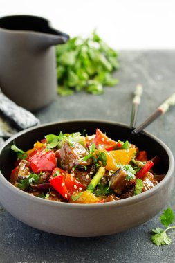 Tatlı ve ekşi soslu Çin sebzeleri. Seçici odak