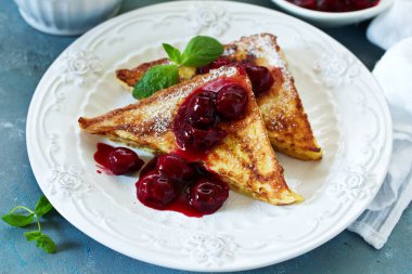 Kiraz soslu Fransız tostu..