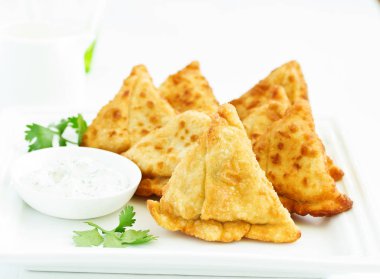 Asya yemekleri. Domates soslu vejetaryen samsa (samosas)