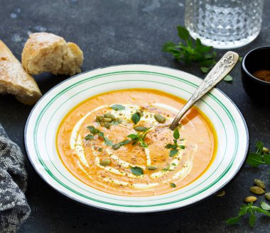 Ekmek hamurunda ev yapımı ekmek.