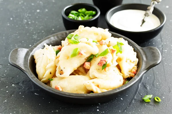 Dumplings Potatoes Onion Bacon Sauce Varenyky Vareniki Pierogi Pyrohy — Stock Photo, Image