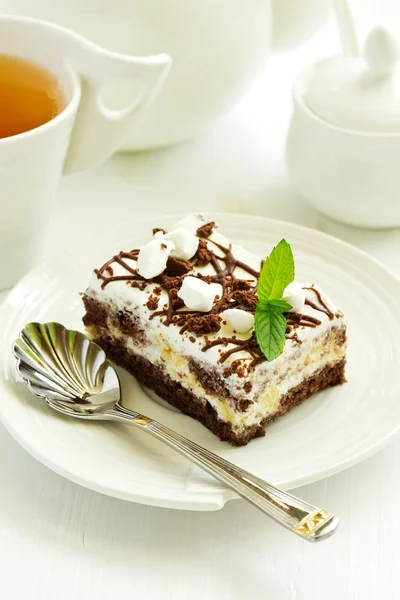 캐러멜 견과가 초콜릿 케이크 — 스톡 사진