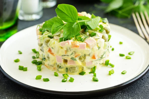 Salată Tradițională Rusească Olivier Focalizare Selectivă — Fotografie, imagine de stoc