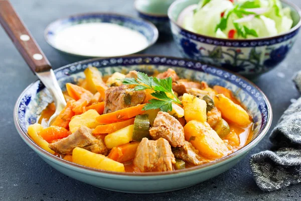 Rindereintopf Mit Tomatensauce Einer Pfanne Auf Hölzernem Hintergrund Azu — Stockfoto