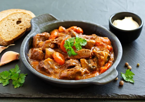 Rundvlees Stoofpot Bourgogne Met Wortelen Uien Erwten Champignons Wijn Uitzicht — Stockfoto