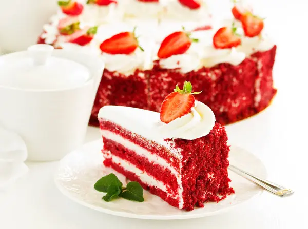 Кусочек Вкусного Красного Бархатного Торта Тарелке — стоковое фото