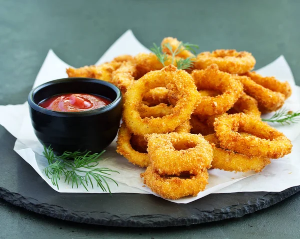 Hemmagjord Krispigt Friterade Lökringar Med Tomatsås — Stockfoto