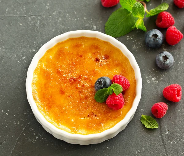 Creme Brulee Dessert Mit Karamellkruste Und Beeren — Stockfoto