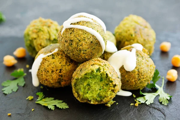 Bolas Falafel Frescas Sobre Fondo Oscuro — Foto de Stock