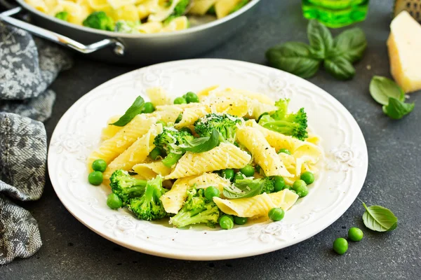 Penne Pasta Spinach Pesto Sauce Green Peas Broccoli Top View — Stock Photo, Image