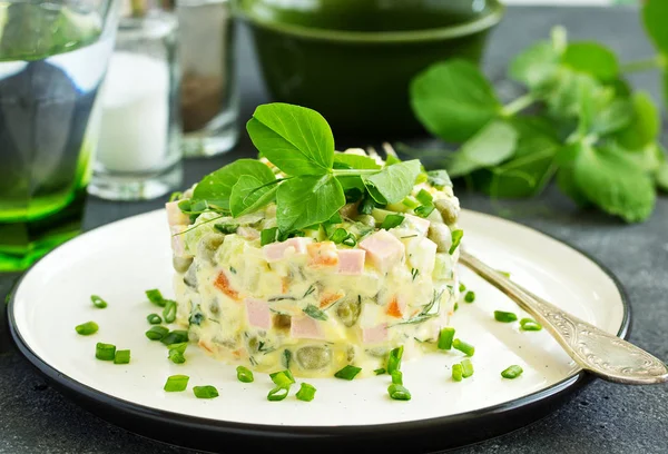 Salată Tradițională Rusească Olivier Focalizare Selectivă — Fotografie, imagine de stoc
