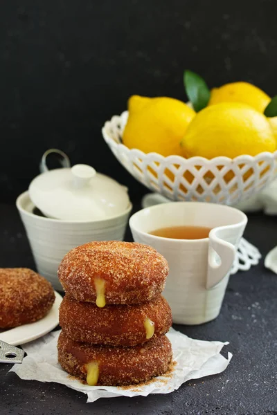 Donuts Com Canela Creme Limão Cozimento Caseiro Foco Seletivo — Fotografia de Stock