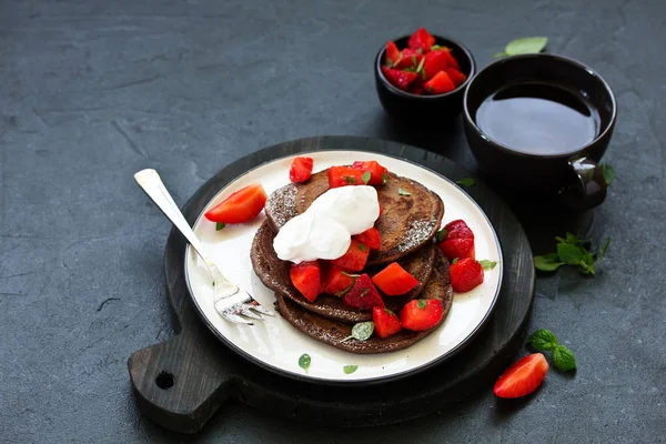 Schokoladenpfannkuchen Mit Erdbeeren Und Erdbeersoße — Stockfoto