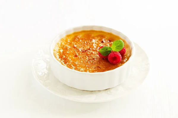 Creme Brulee Dessert Mit Karamellkruste Und Beeren — Stockfoto