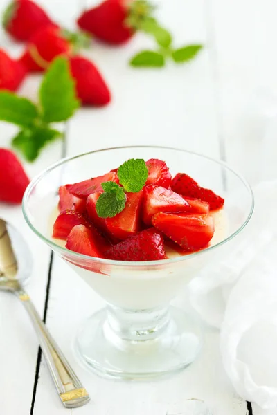 Çilek Soslu Naneli Panna Cotta — Stok fotoğraf