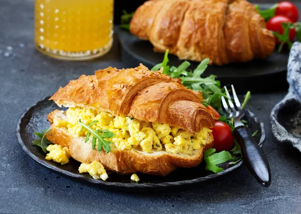 Breakfast Croissant Scrambled Eggs Salad — Stock Photo, Image