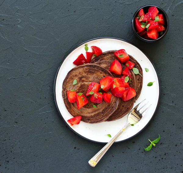 Schokoladenpfannkuchen Mit Erdbeeren Und Erdbeersoße — Stockfoto