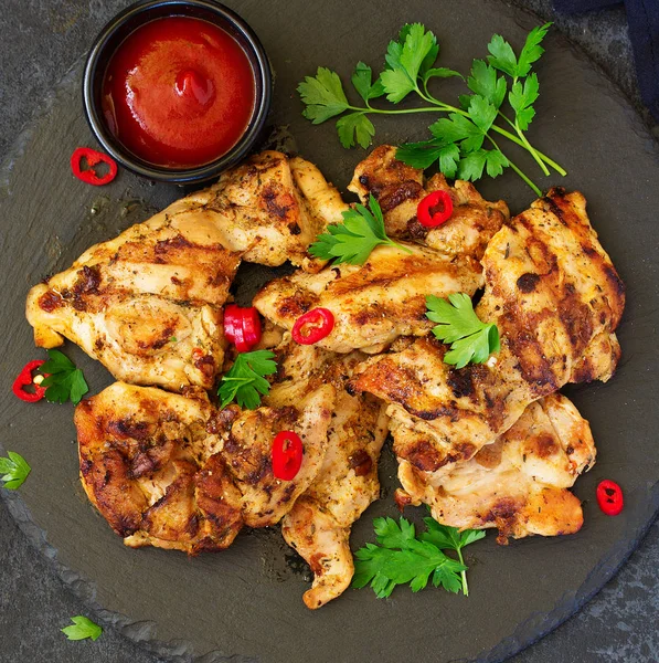 Daging Ayam Panggang Dengan Saus Tomat Dan Sayuran — Stok Foto