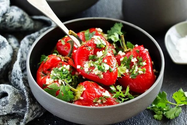 Fırında Biber Salatası Otlar Sarımsaklı Doğu Yemeği — Stok fotoğraf