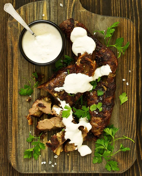Grilled Beef Liver White Sauce View — Stock Photo, Image