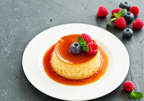 Νόστιμο Επιδόρπιο Creme Brulee Μούρα — Φωτογραφία Αρχείου