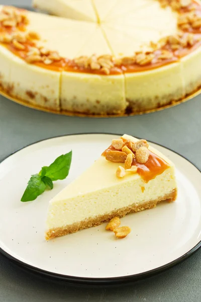 Tarta Queso Con Caramelo Cacahuetes Rebanada —  Fotos de Stock