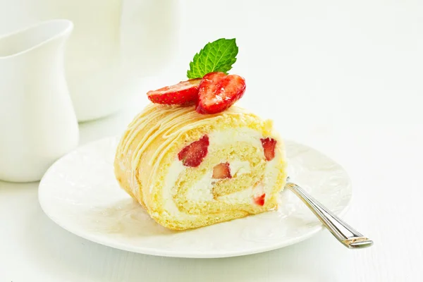 Een Stuk Van Biscuit Roll Met Crème Aardbeien — Stockfoto