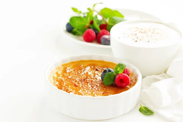 Creme Brulee Dessert Mit Karamellkruste Und Beeren — Stockfoto