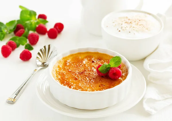 Creme Brulee Postre Con Corteza Caramelo Bayas —  Fotos de Stock