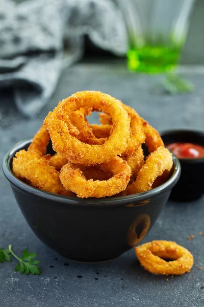 Anelli Cipolla Fritti Croccanti Fatti Casa Con Salsa Pomodoro — Foto Stock