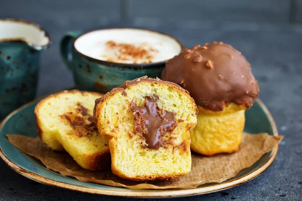 Brioche Broodje Met Chocolade Vulling Chocolade Coating — Stockfoto