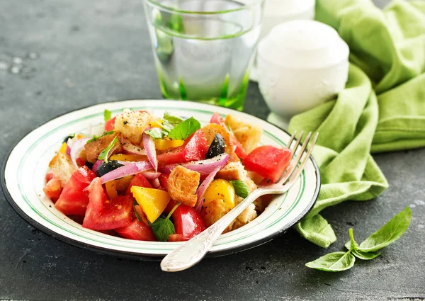 Italiaanse Salade Met Brood Groenten Panzanella Salade — Stockfoto